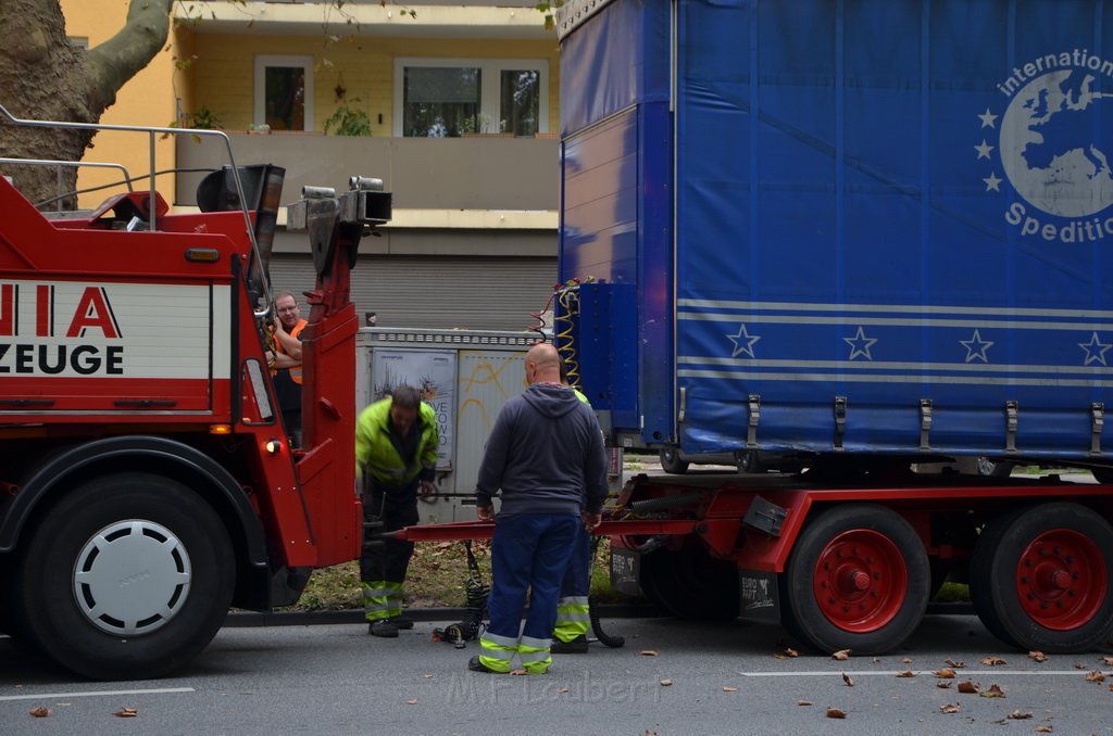 LKW verliert Auflieger Koeln Boltensternstr Pasteurstr P2027.JPG